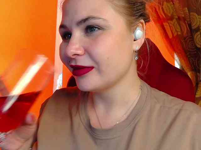 YourFunnyBlondiee webcam