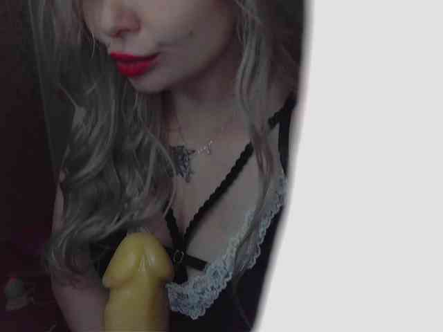 YourFunnyBlondiee webcam