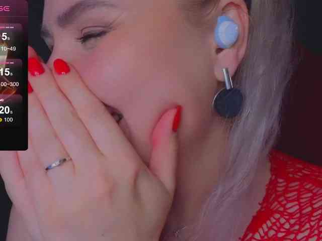 YourFunnyBlondiee webcam