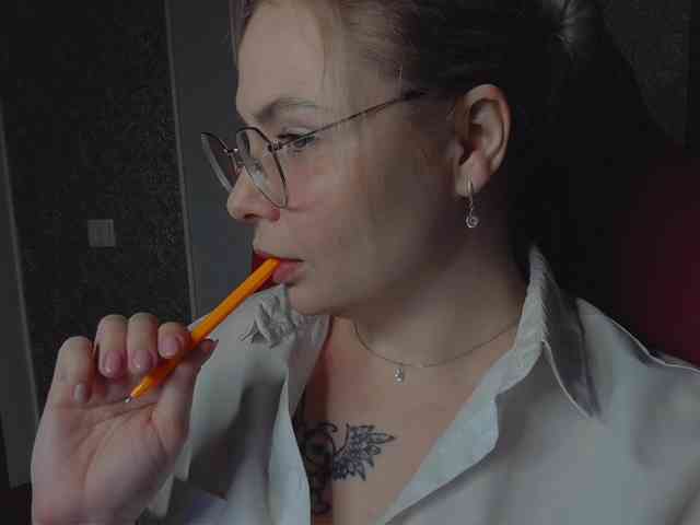 YourFunnyBlondiee webcam