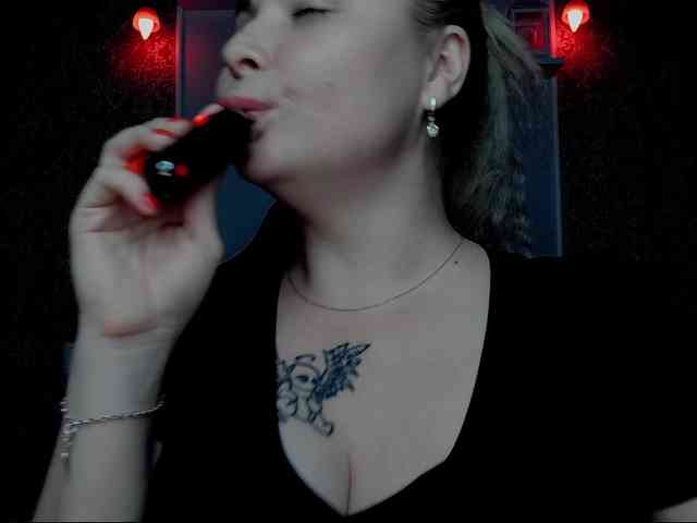 YourFunnyBlondiee webcam