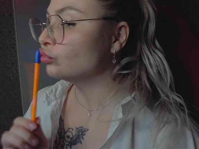 YourFunnyBlondiee webcam