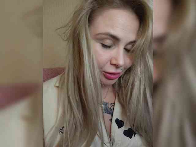 YourFunnyBlondiee webcam
