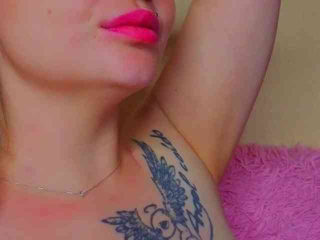 YourFunnyBlondiee webcam