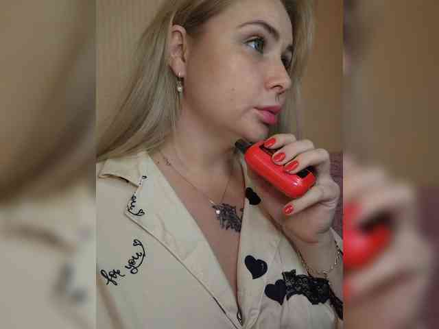 YourFunnyBlondiee webcam