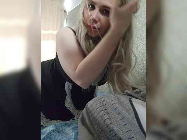 YourFunnyBlondiee webcam