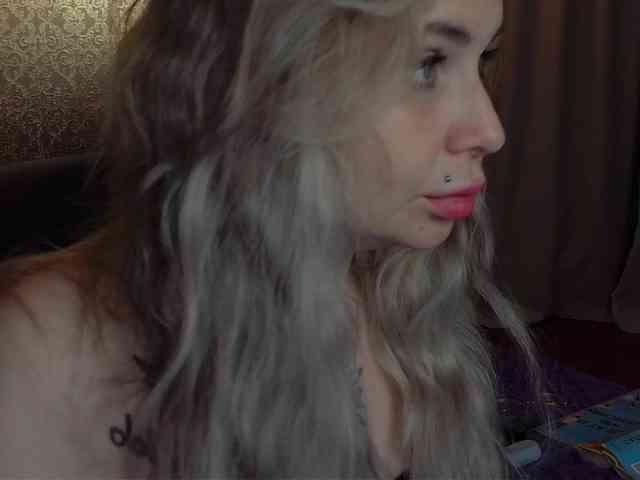 YourFunnyBlondiee webcam