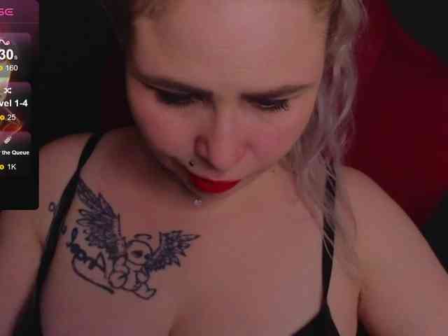 YourFunnyBlondiee webcam