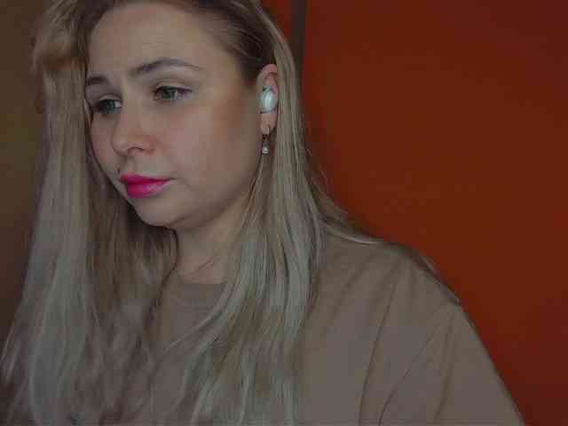 YourFunnyBlondiee webcam