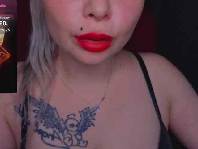 YourFunnyBlondiee webcam