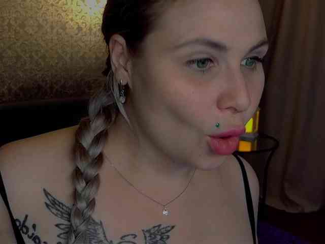 YourFunnyBlondiee webcam