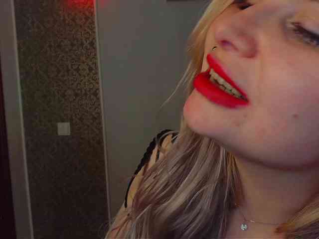 YourFunnyBlondiee webcam