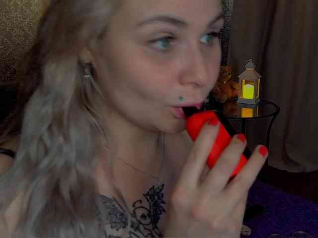 YourFunnyBlondiee webcam