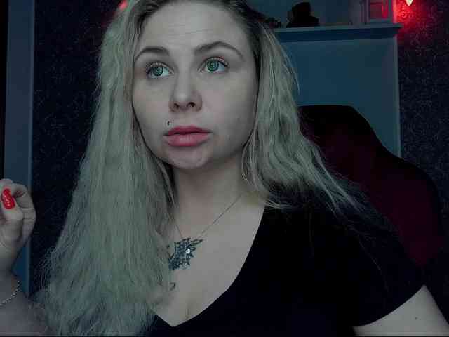 YourFunnyBlondiee webcam