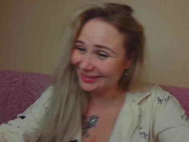 YourFunnyBlondiee webcam