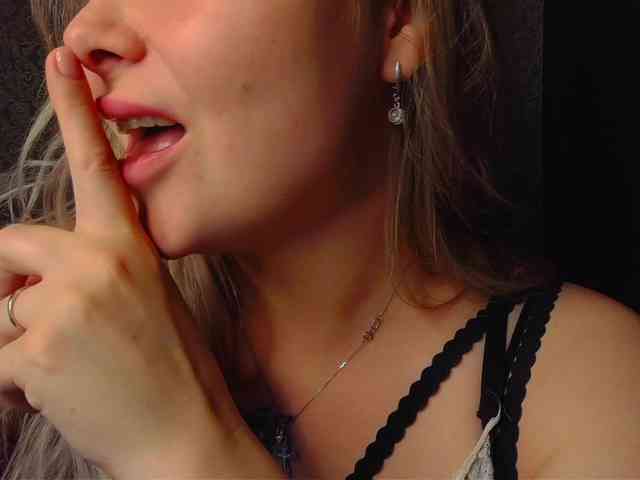YourFunnyBlondiee webcam