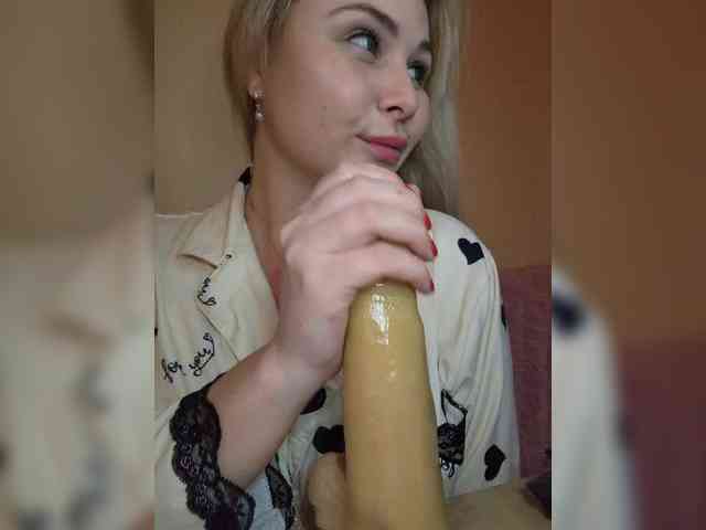 YourFunnyBlondiee webcam