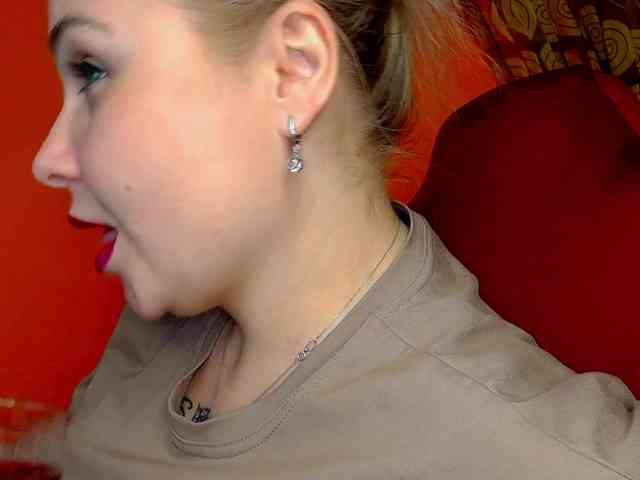 YourFunnyBlondiee webcam