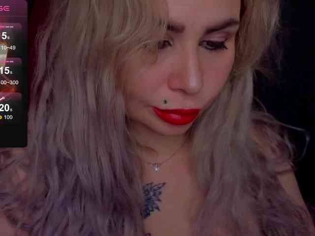 YourFunnyBlondiee webcam