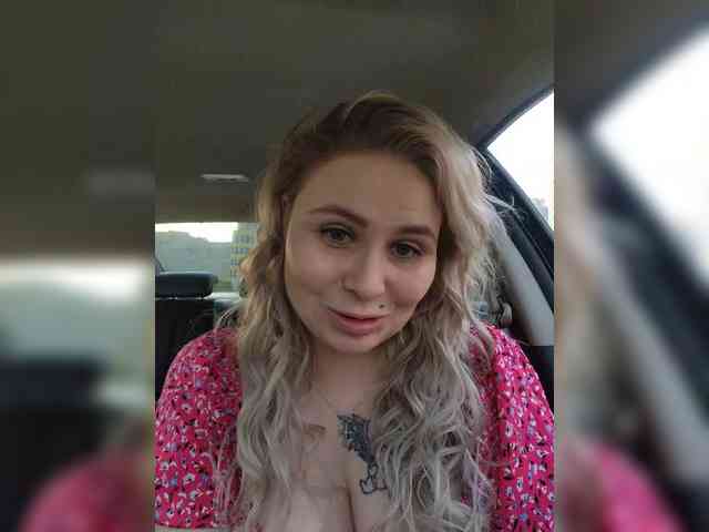 YourFunnyBlondiee webcam