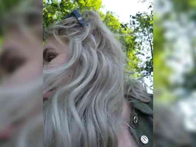 YourFunnyBlondiee webcam