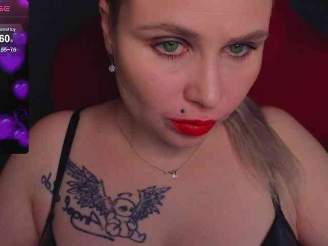 YourFunnyBlondiee webcam