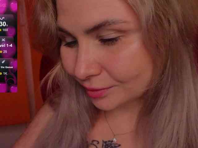 YourFunnyBlondiee webcam