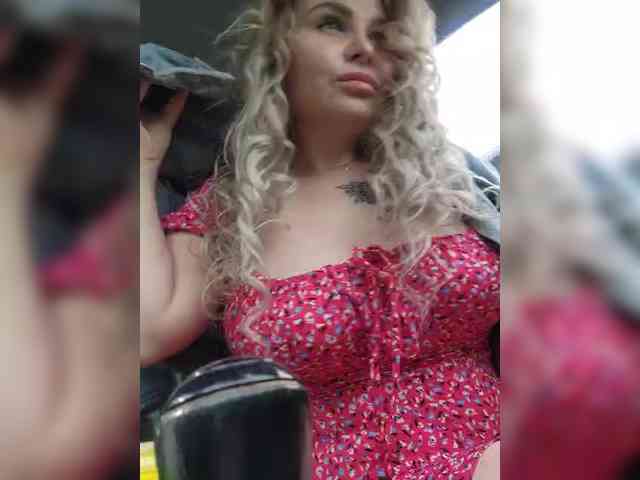 YourFunnyBlondiee webcam