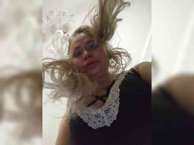 YourFunnyBlondiee webcam