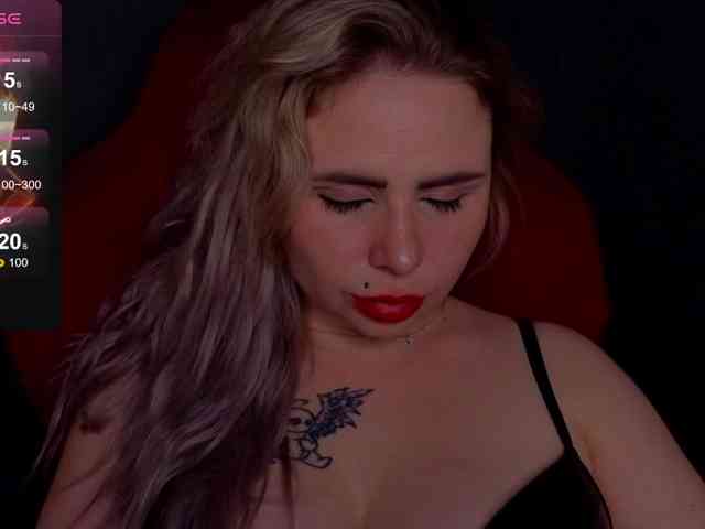 YourFunnyBlondiee webcam