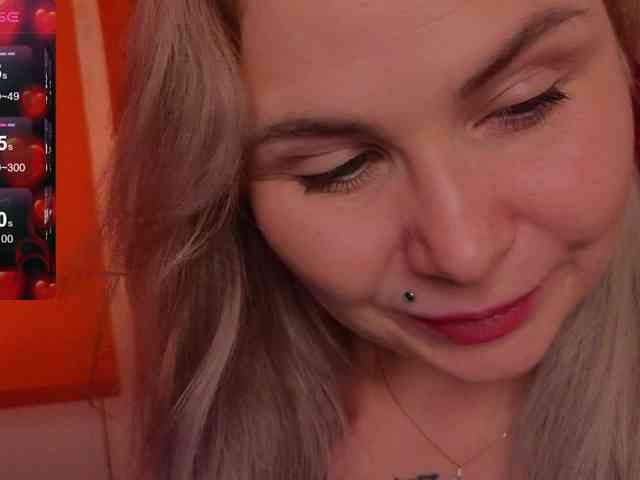YourFunnyBlondiee webcam