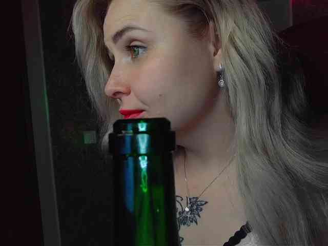 YourFunnyBlondiee webcam