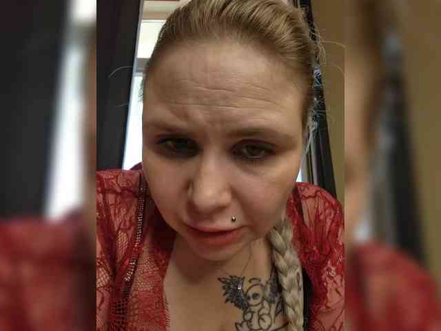 YourFunnyBlondiee webcam