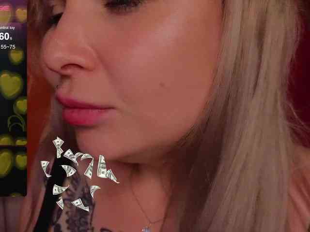 YourFunnyBlondiee webcam