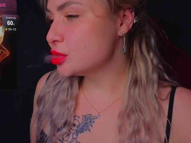 YourFunnyBlondiee webcam
