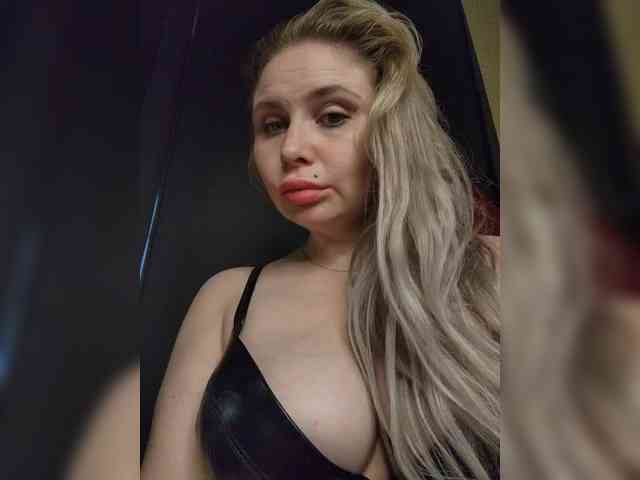 YourFunnyBlondiee webcam