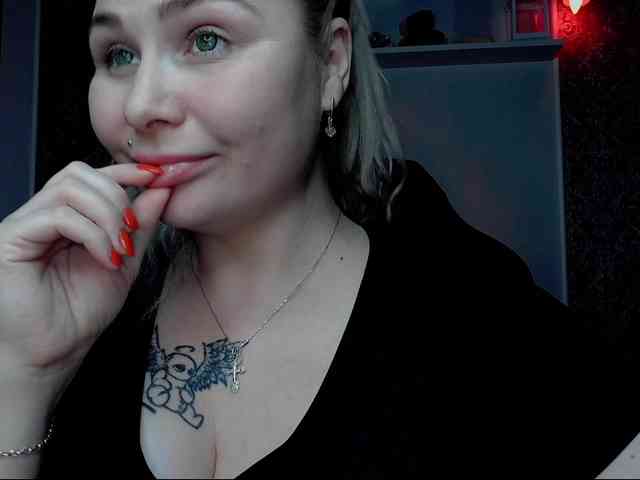 YourFunnyBlondiee webcam
