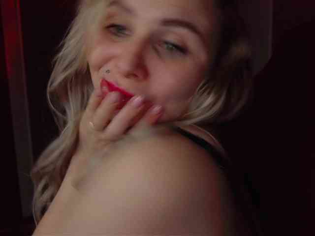 YourFunnyBlondiee webcam