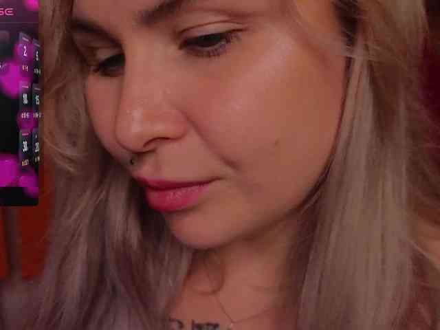 YourFunnyBlondiee webcam