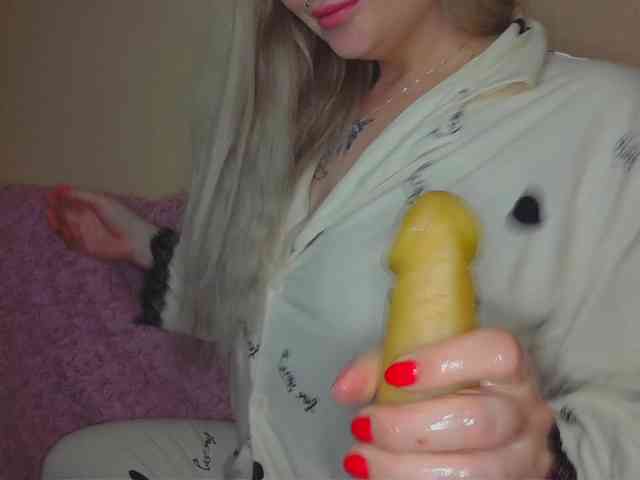 YourFunnyBlondiee webcam