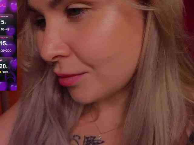 YourFunnyBlondiee webcam