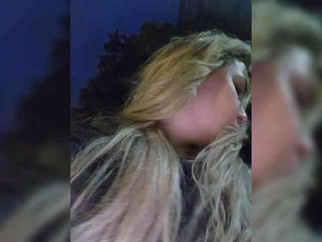 YourFunnyBlondiee webcam