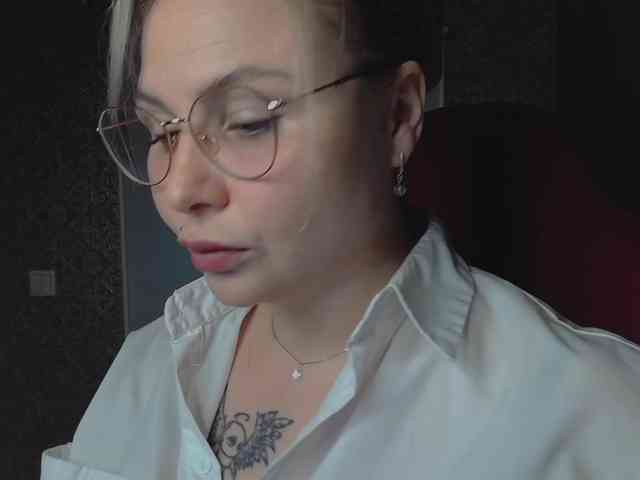 YourFunnyBlondiee webcam