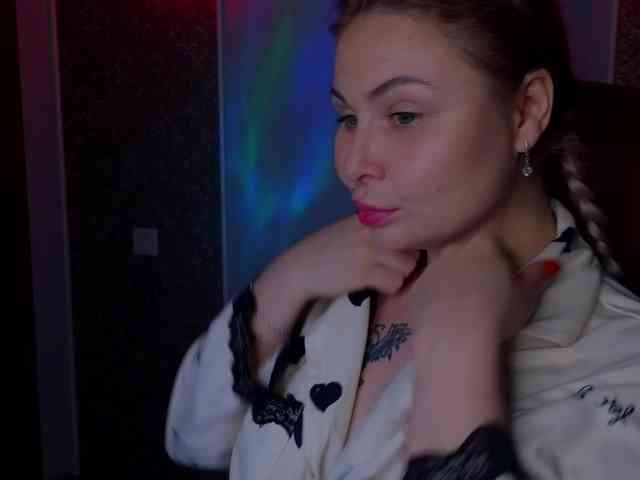 YourFunnyBlondiee webcam