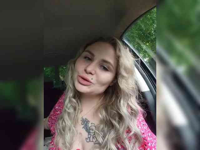 YourFunnyBlondiee webcam