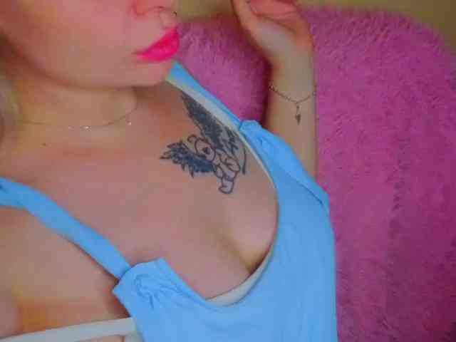 YourFunnyBlondiee webcam