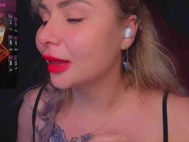 YourFunnyBlondiee webcam