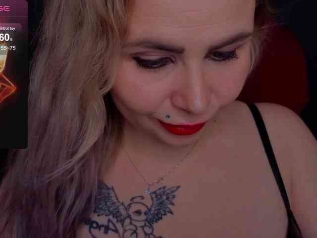 YourFunnyBlondiee webcam