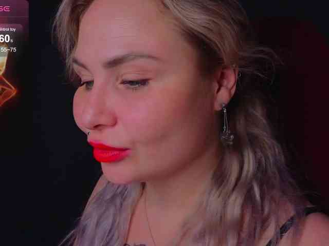 YourFunnyBlondiee webcam