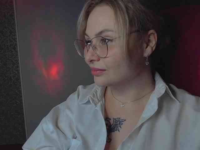 YourFunnyBlondiee webcam